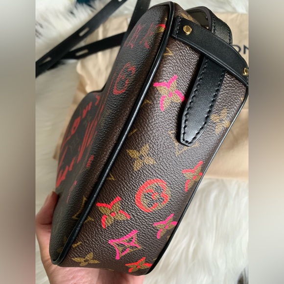 Brand New Louis Vuitton Limited Edition Fall in Love Sac Coeur Heart Bag - Picture 6 of 16